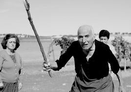 El leonés Saturnino García, protagonistas de 'Tierra de nuestras madres', en un fotograma de la película.