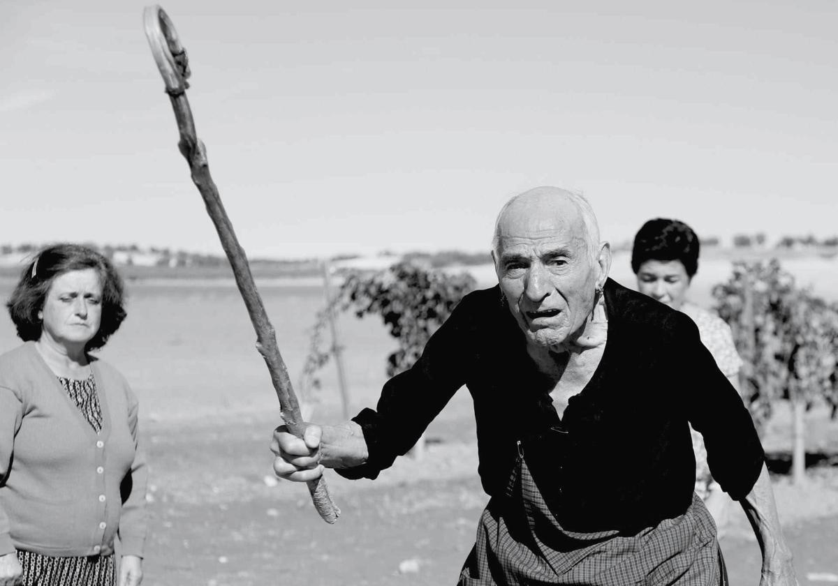 El leonés Saturnino García, protagonistas de 'Tierra de nuestras madres', en un fotograma de la película.