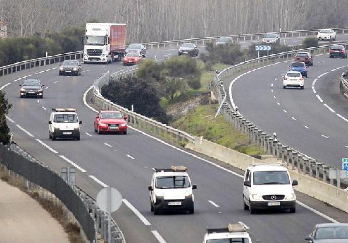 Imagen de archivo de una carretera con tráfico.