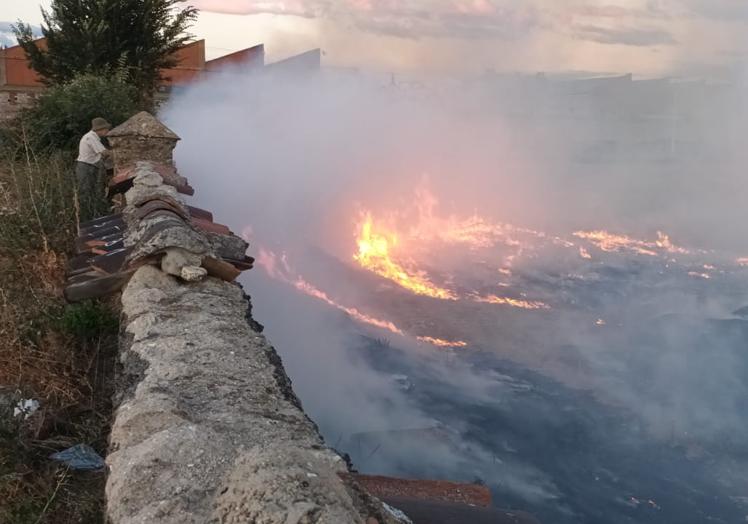 Imagen principal - Diferentes imágenes del fuego en la tarde del viernes. 