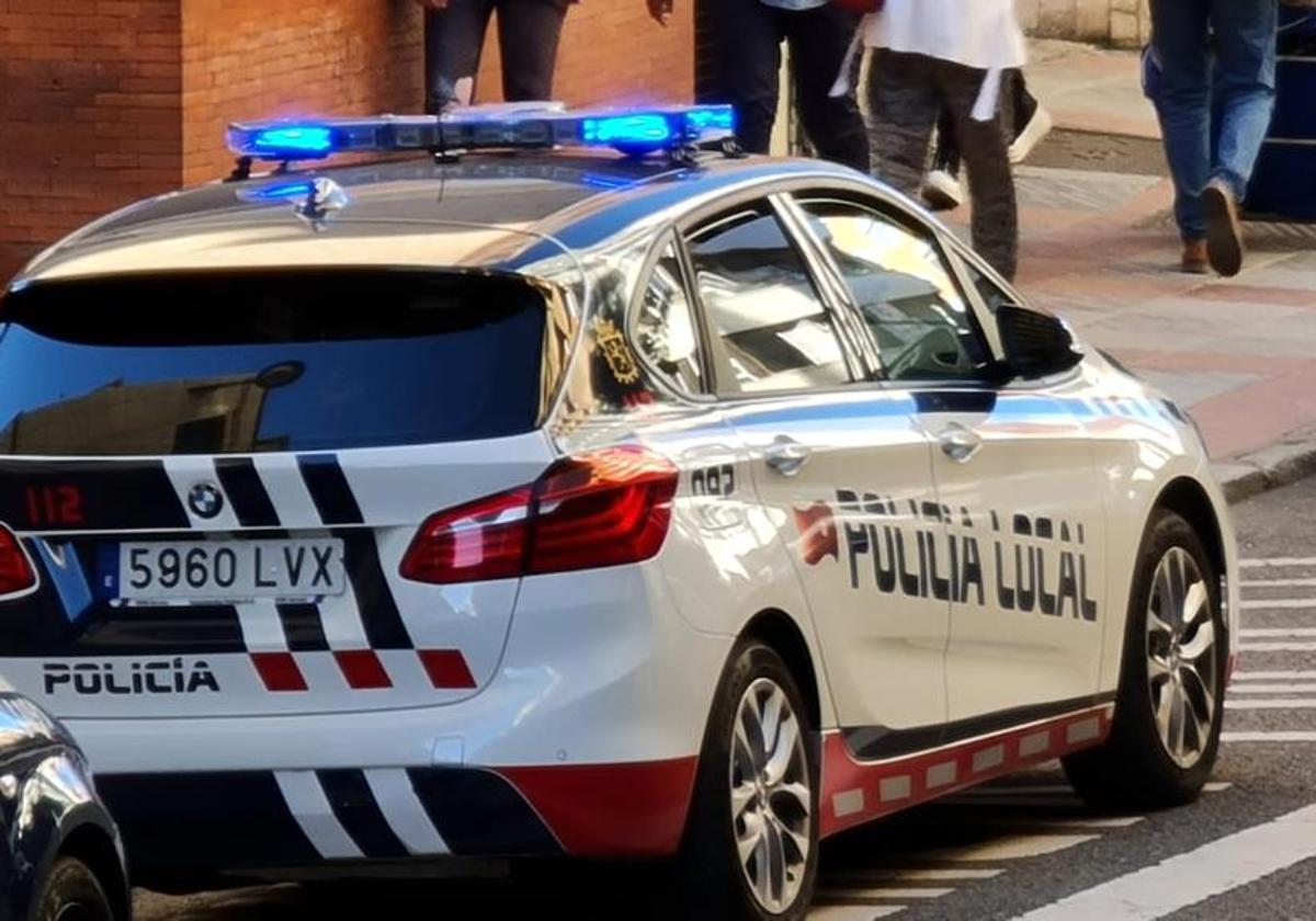 Imagen de archivo de un coche de la Policía Local a las puertas de la Comisaria de la Nacional.