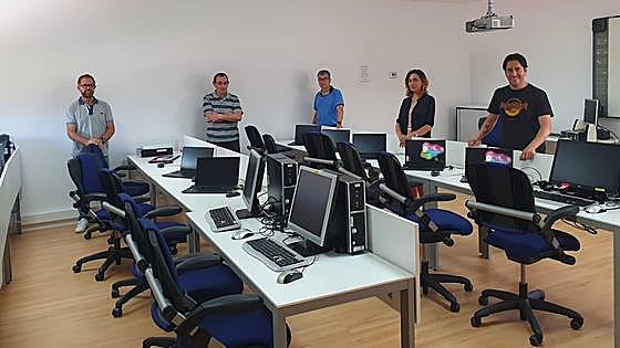 Santa María del Páramo recibe ocho portátiles para su aula de informática