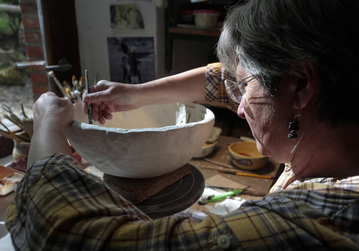 Henar Guerrero trabaja en su taller de Orzonaga.