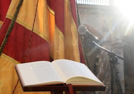 El Fuero de León ante un pendón este viernes en la Catedral de León.