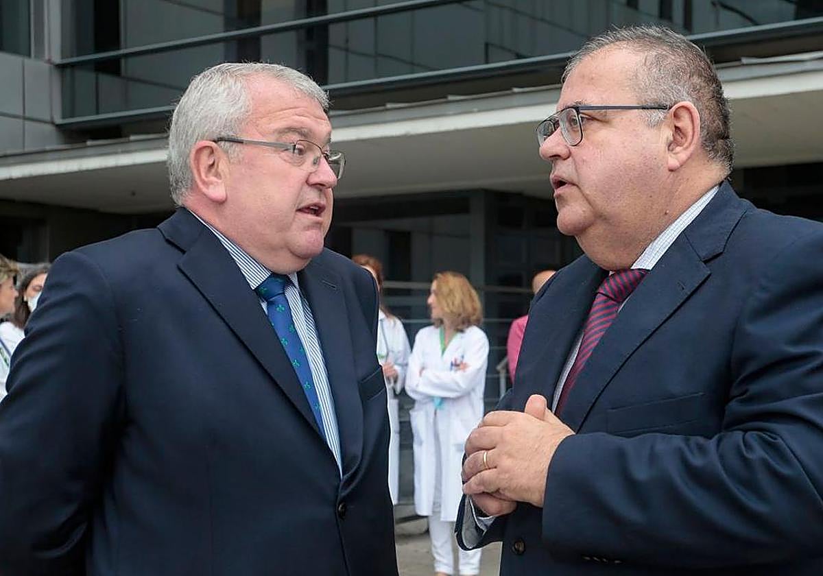 El consejero de Sanidad (d), junto a Hevia, en una visita al Hospital de León en el mes de mayo.