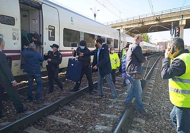 Los pasajeros desalojan el tren tras descarrilar.