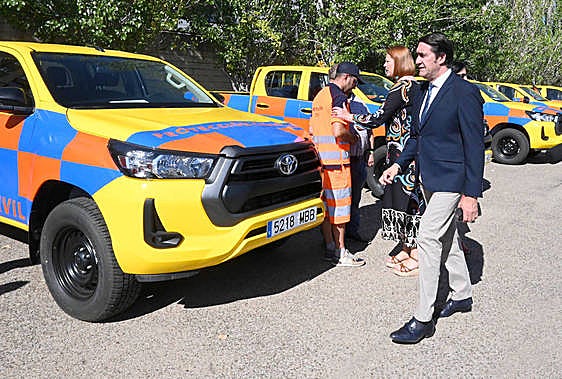 El consejero durante el reparto de las pick up