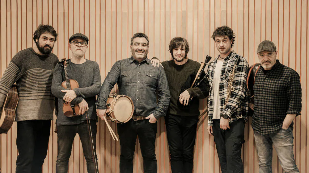 Os D'Abaixo es un grupo de folk gallego actual y transmisten un mensaje de permanencia de la cultura