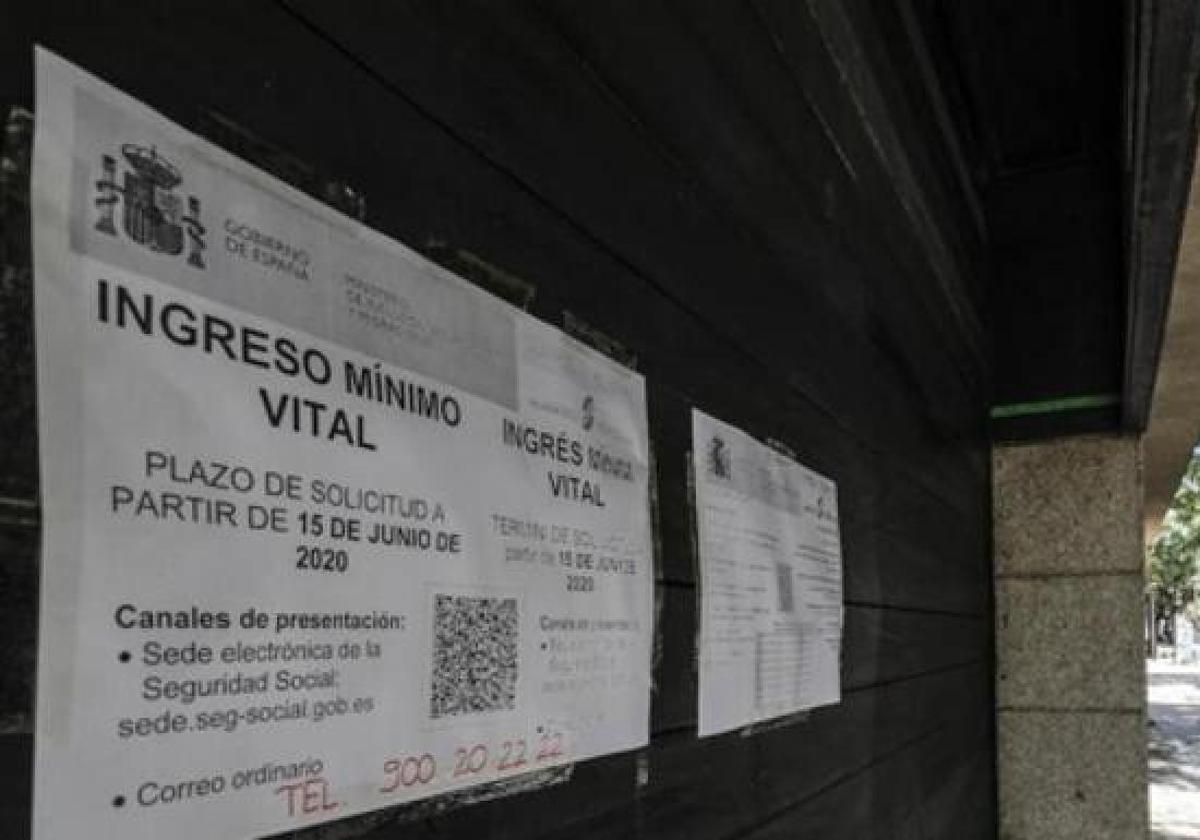 Imagen de archivo del cartel que anuncia las fechas y metodos para acceder al Ingreso Mínimo Vital en León.