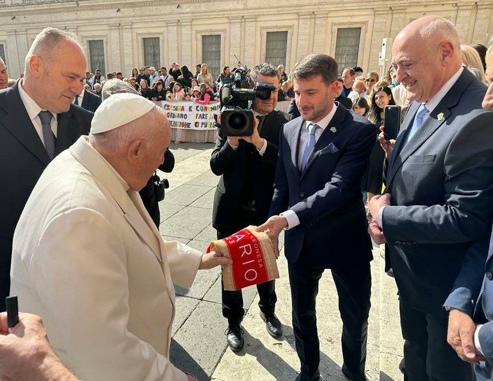 Castañeda entrega la bufanda del Centenario al Papa Francisco.