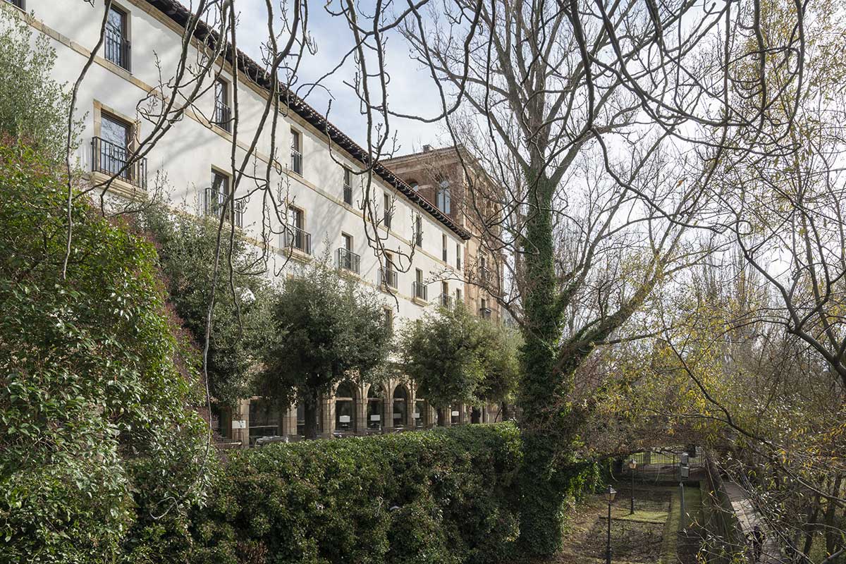 La terraza junto a la ribera del Bernesga será el escenario de esta iniciativa.