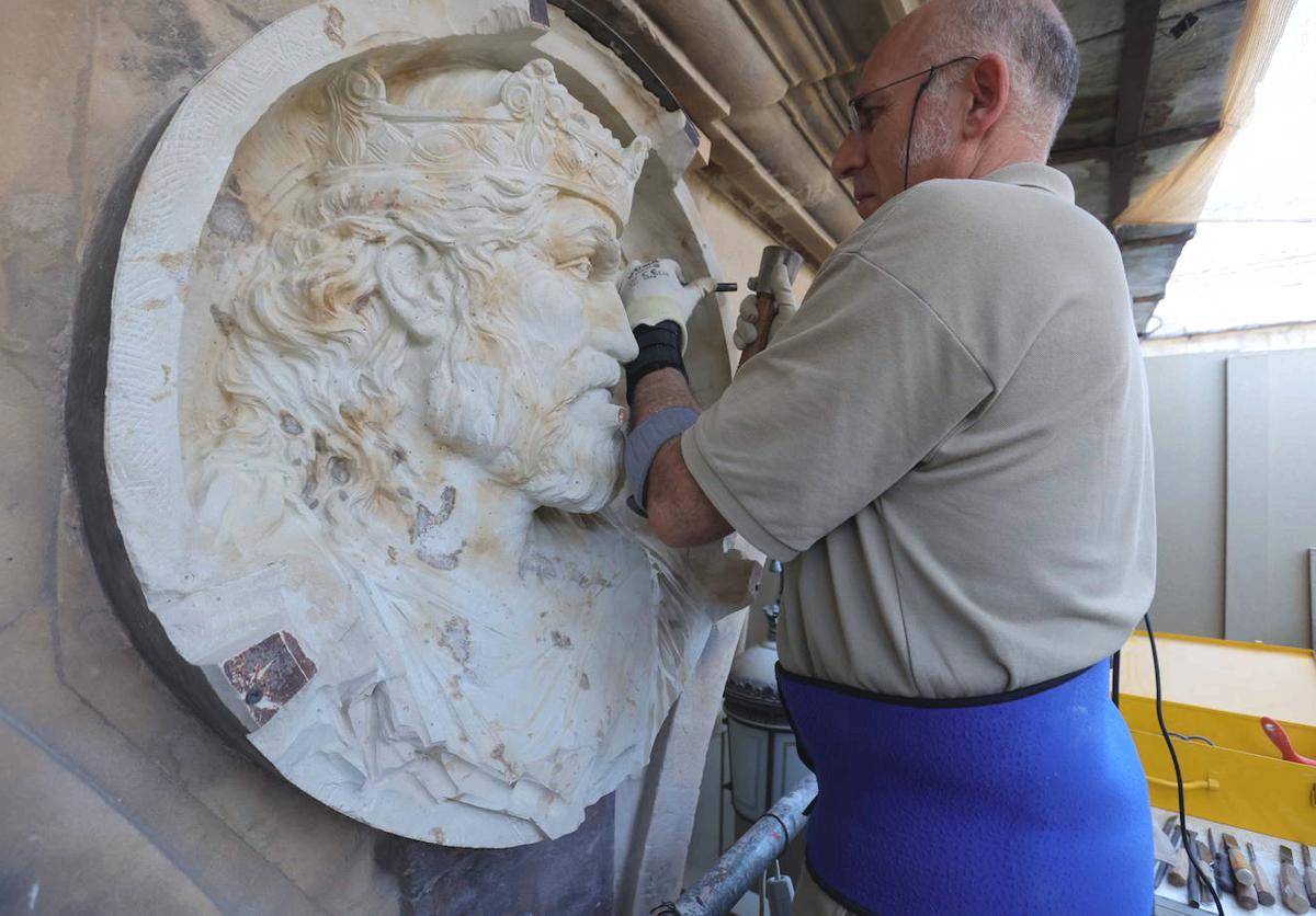 El escultor Óscar Alvariño trabajando en la talla de Alfonso IX.