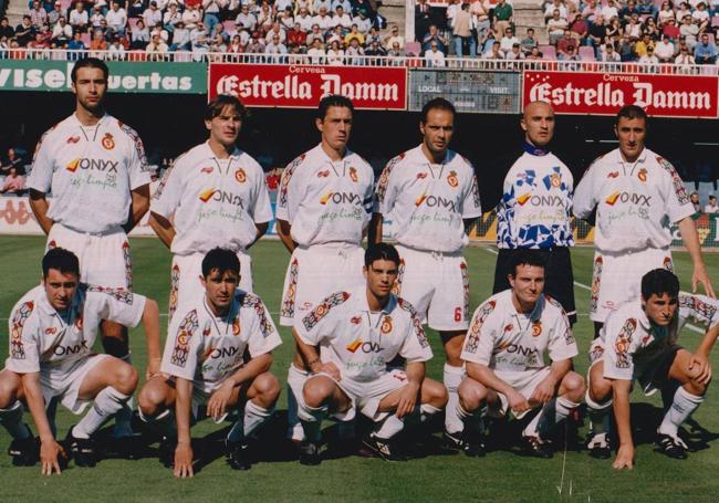 Luis Ballesteros (fila superior, derecha), en el playoff de ascenso a Segunda de 1998, en el Miniestadi de Barcelona.