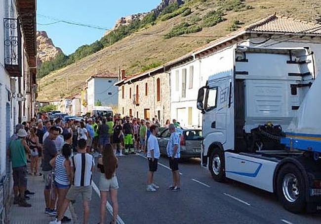 Vecinos de La Vid cortan la carretera por los perjuicios de las obras ...