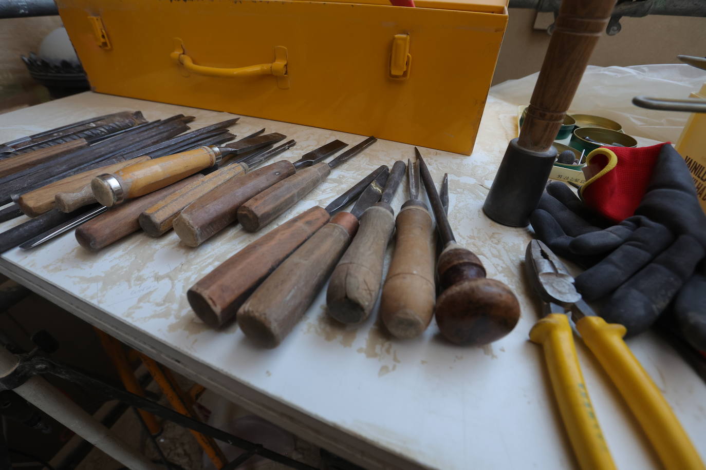 Utensilios de trabajo para esculpir la piedra utilizados por el escultor Óscar Alvariño.
