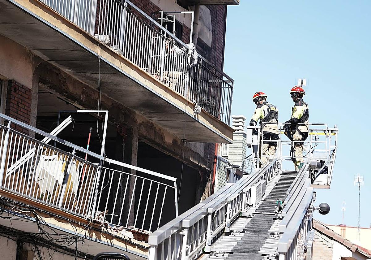 Desescombro de los restos de la explosión registrada anoche en la calle Goya de Valladolid