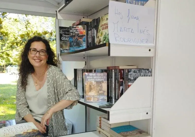 Marta Inés Rodríguez en la firma durante la Feria del Libro de Madrid