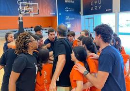 Jugadores y entrenadores del CB Carrizo durante The Sanctuary.