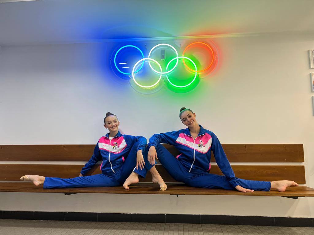 Andrea Fernández y Andrea Corra posando con los cinco aros de los Juegos Olímpicos.