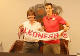 El delantero Guillermo Fernández junto al director deportivo Manzanera.