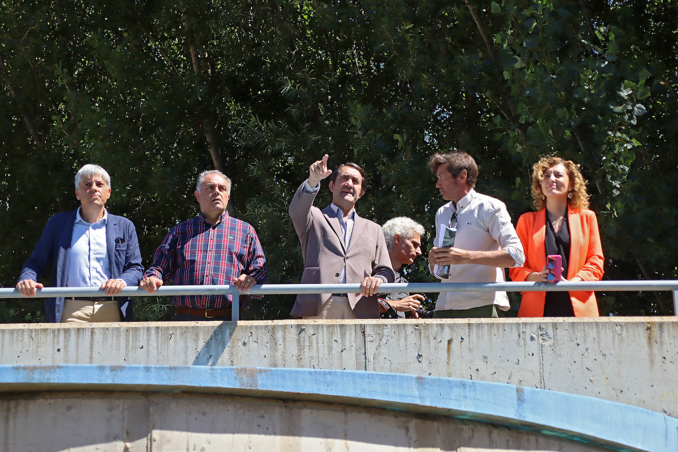 El consejero de Medio Ambiente visita las obras de mejora de la EDAR de Astorga