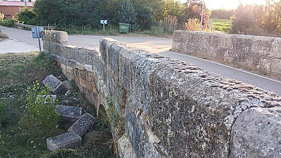 Un camión derriba parte del puente medieval de Cea
