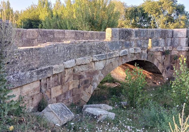 Imagen principal - Un camión derriba parte del puente medieval de Cea