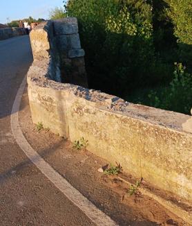 Imagen secundaria 2 - Un camión derriba parte del puente medieval de Cea