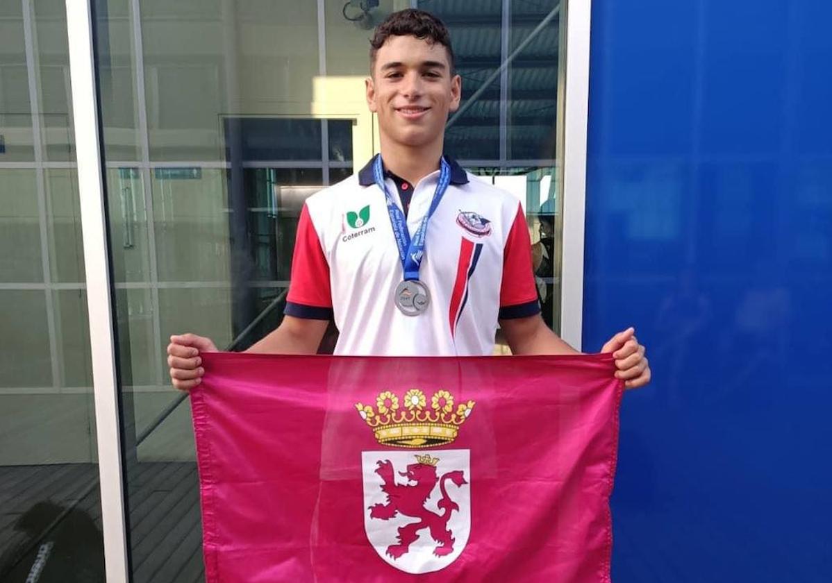 El nadador leonés logró la medalla de plata.