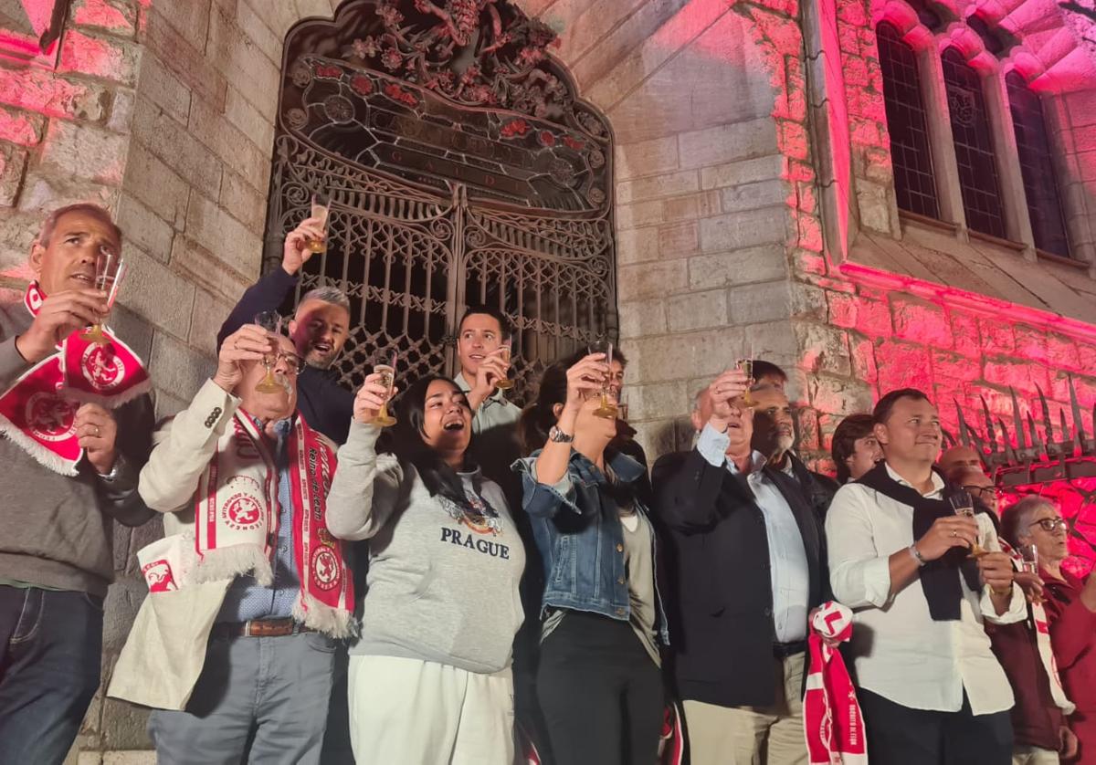 Representantes del club y la ciudad celebran los 100 años de historia.