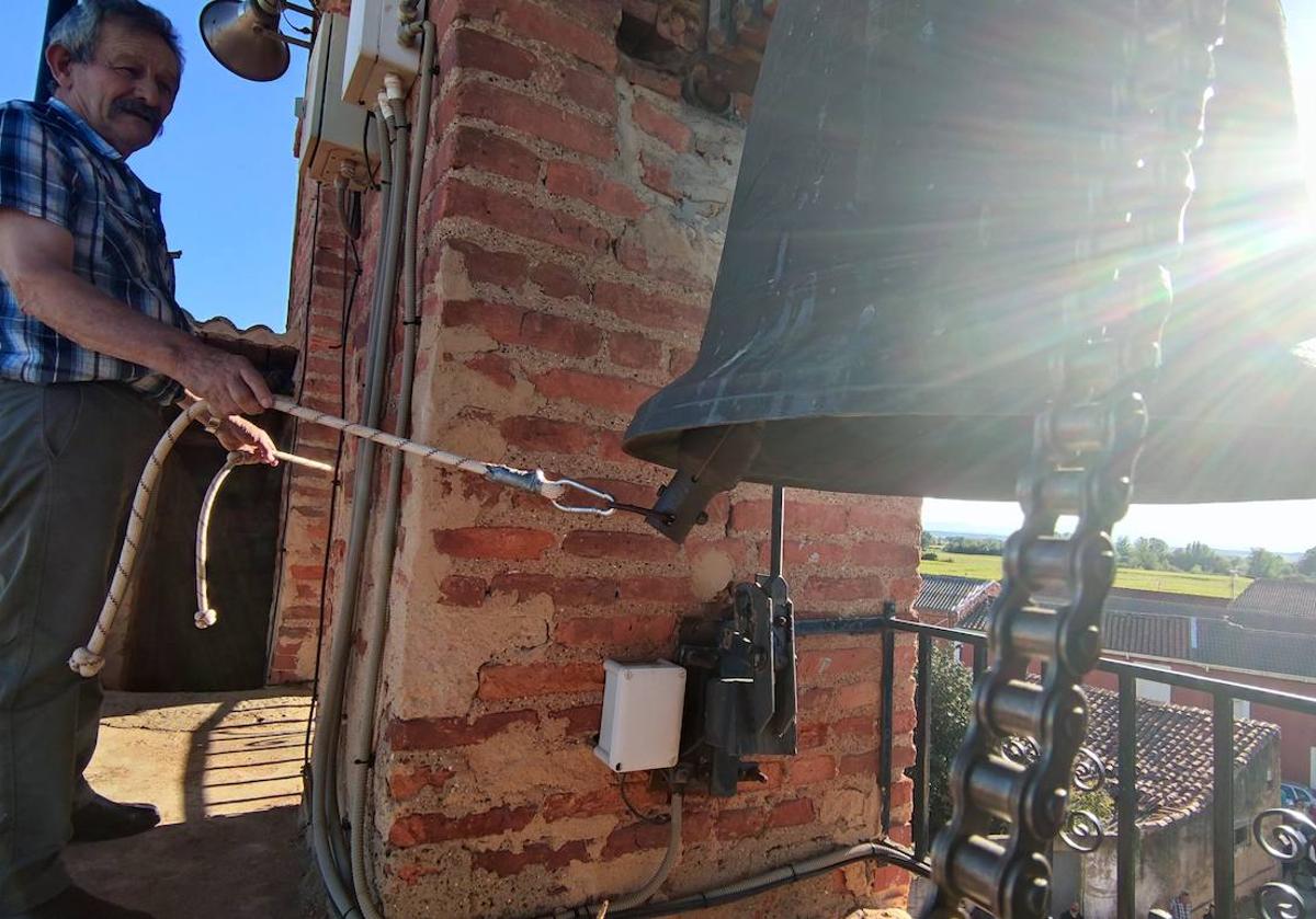 Un campanero tañe las campanas de la iglesia de Villavante.