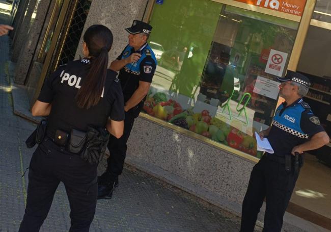 Agentes de la policía tras ser avisados de un nuevo atraco de este sujeto.