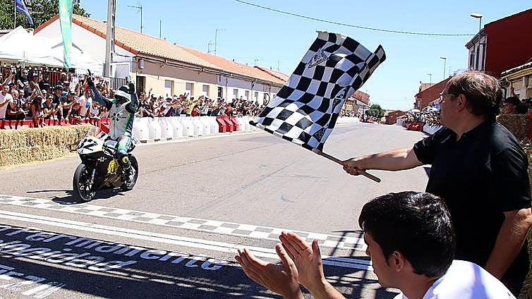 Alejandro Martínez se vuelve a imponer en el Gran Premio de La Bañeza