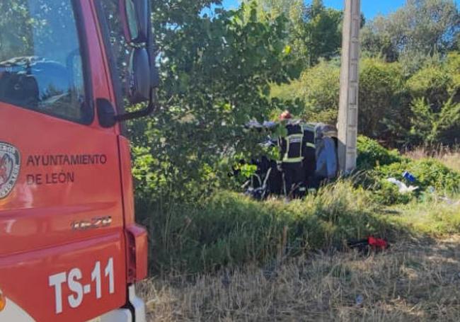 Poste contra el que chocó el vehículo accidentado.