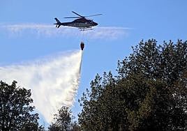 Medios terrestres y aéreos trabajan en la extinción de un incendio en San Andrés del Rabanedo