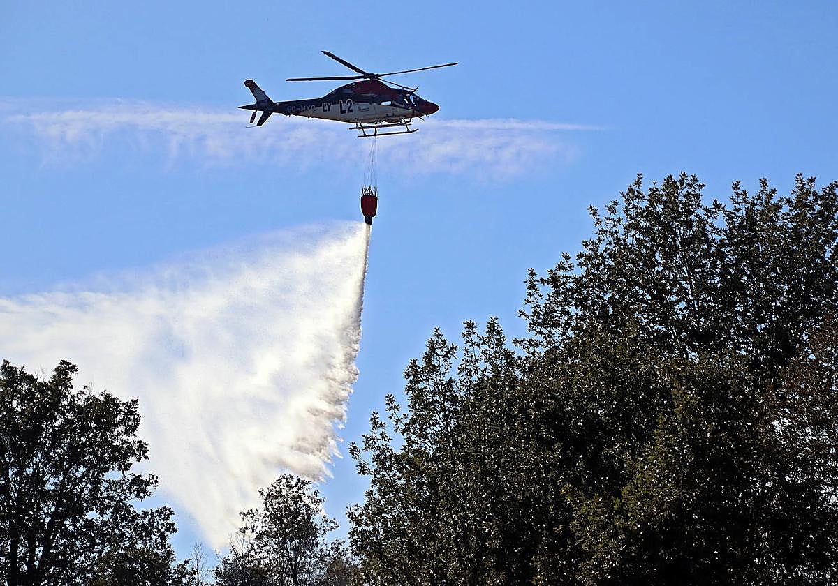 Medios terrestres y aéreos trabajan en la extinción de un incendio en San Andrés del Rabanedo