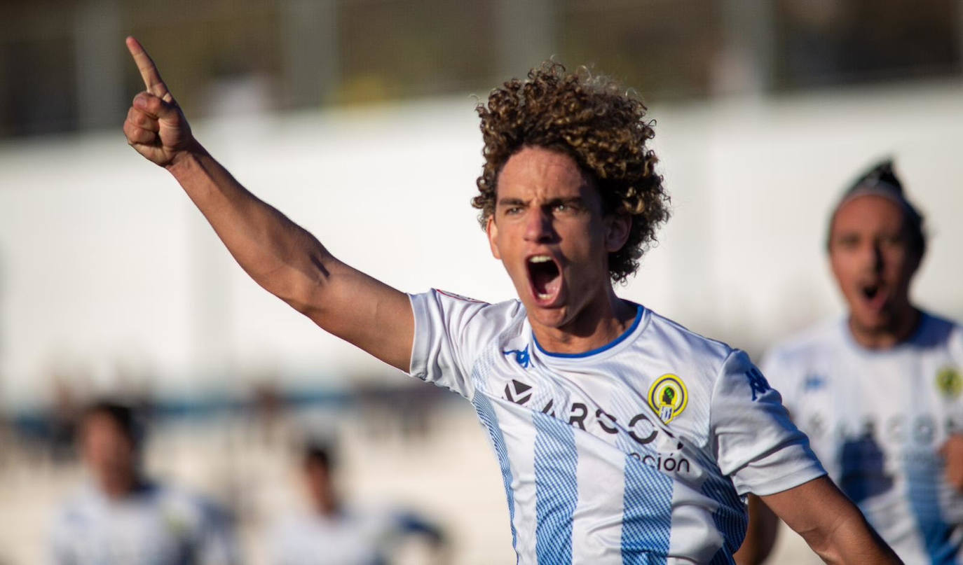 Antonio Alemán celebrando un gol con el Hércules B.