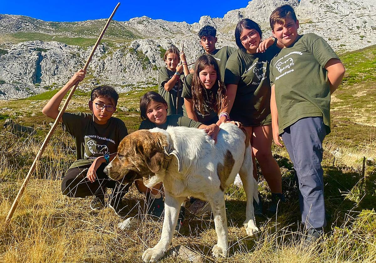 El proyecto acerca la cultura del pastoreo a 30 jóvenes que han superado el cáncer.