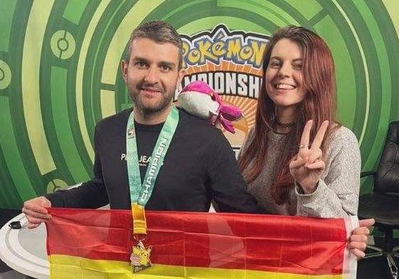 El leonés Jonatan Ordóñez posa con la bandera nacional después de una partida.