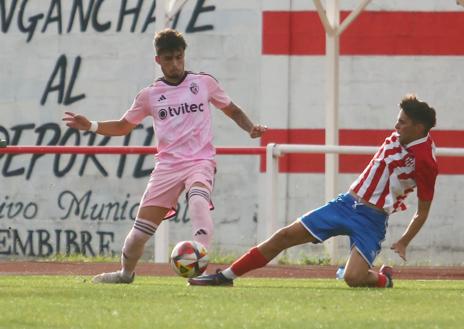 Imagen secundaria 1 - Un cabezazo de Vlad decanta el derbi berciano en favor de la Ponferradina