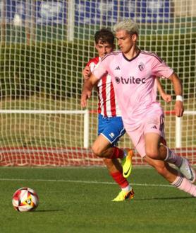 Imagen secundaria 2 - Un cabezazo de Vlad decanta el derbi berciano en favor de la Ponferradina