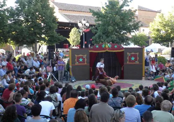 Actuación circense en el Festival Internacional de Circo y Payasos de Gordoncillo.