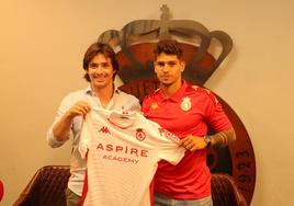 José Manzanera y Berto González posan con la nueva camiseta de la Cultural.