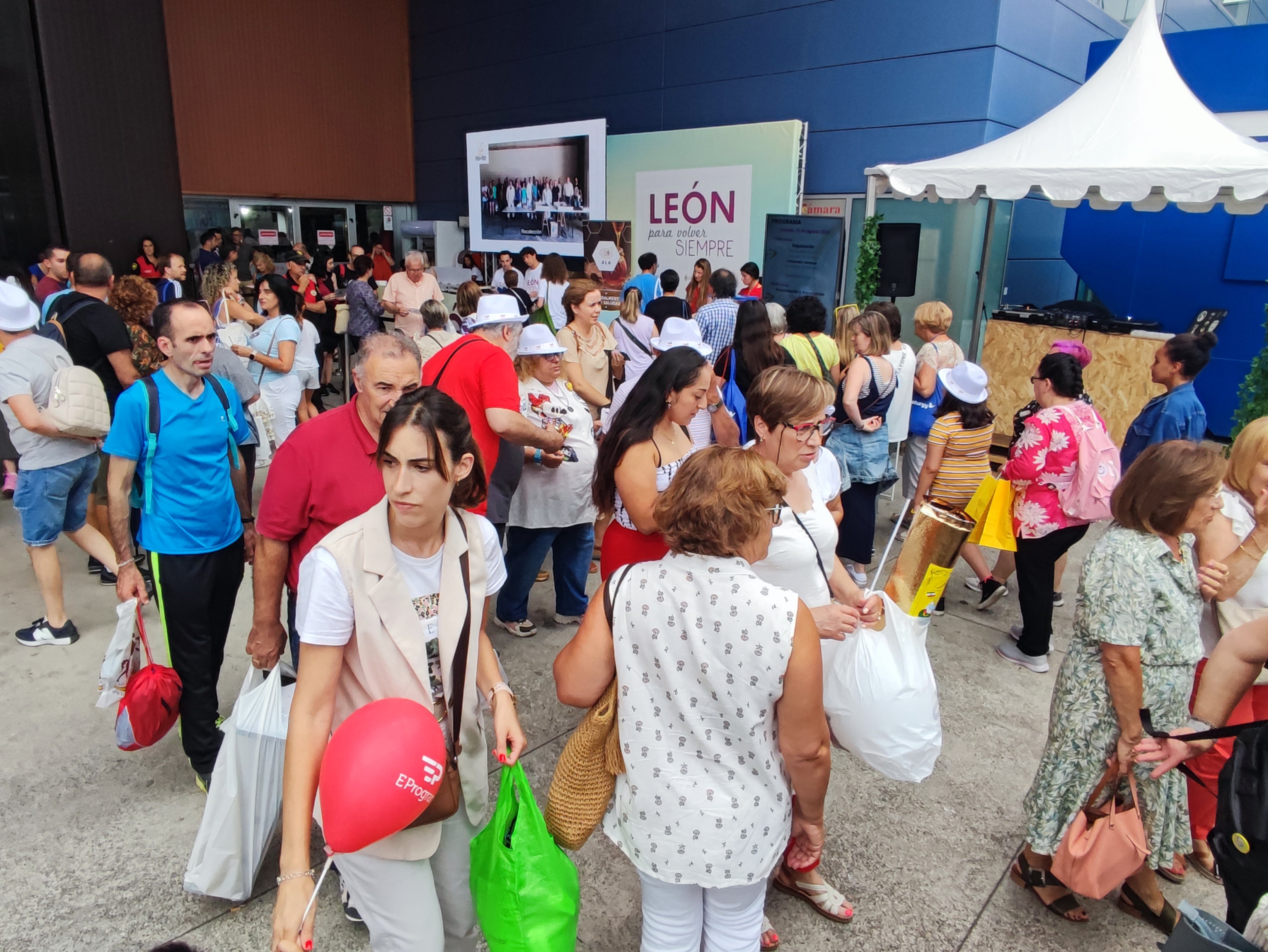 Un millar de personas degustan los productos de León en Gijón