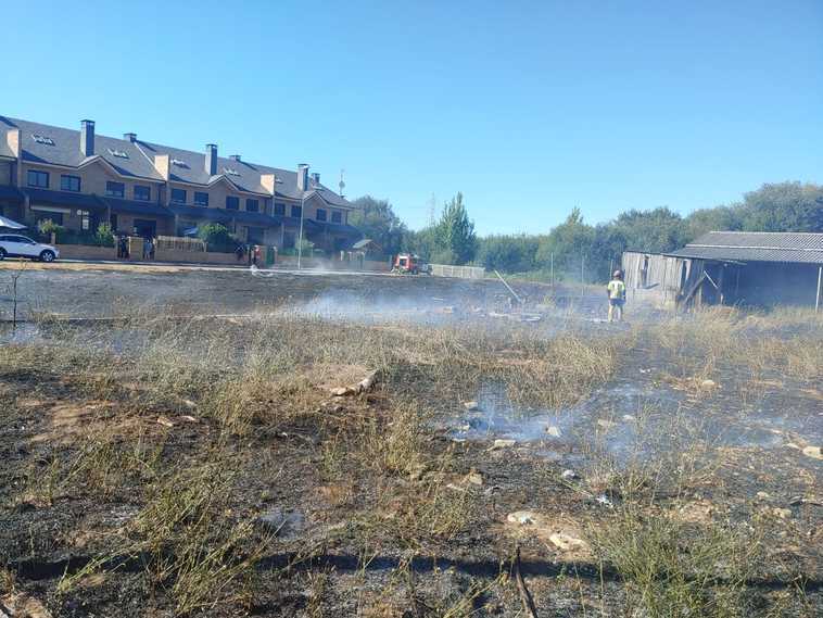 Extinguido el incendio originado este sábado en Camponaraya tras quemar dos hectáreas