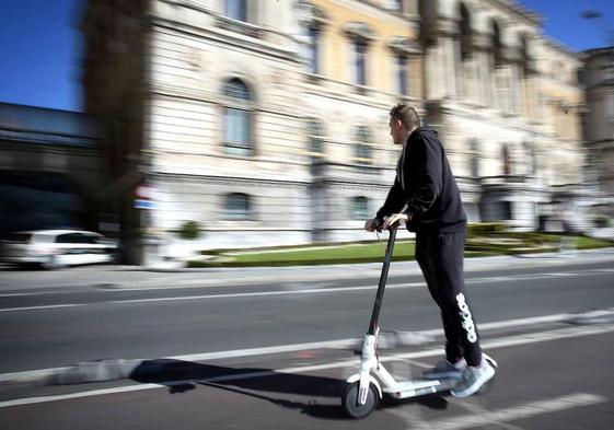 Imagen de archivo de patinete eléctrico.