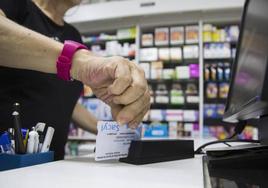 Receta electrónica en una farmacia de León.