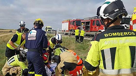 Mueren dos personas al salirse de la vía y arder el vehículo en la AP-1 de Burgos
