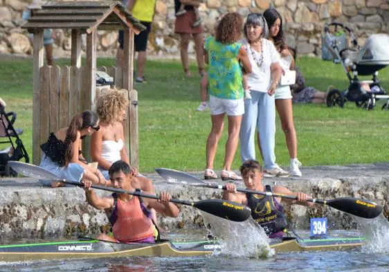 El piraguista leonés Alejandro Gutiérrez y su compañero Dani Bode.