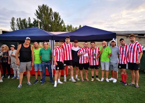 Imagen secundaria 1 - Villasabariego recupera su torneo de fútbol 7